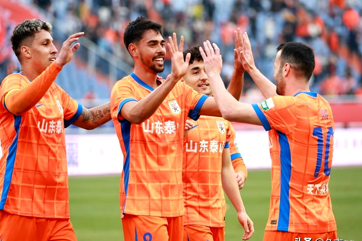 包含山东泰山训练开放日，冲刺阶段遗憾出局引欢呼，葡超在即，控场能力受关注的词条
