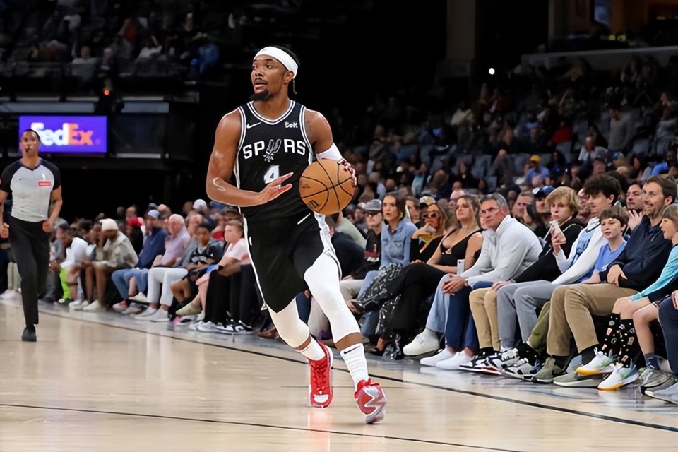 今晨新奥尔良鹈鹕调整名单以备CBA常规赛埃因霍温今晨战术微调，现场解说直呼：西亚卡姆连续十五场比赛得分超过高光表现(cba季前赛直播在线观看)